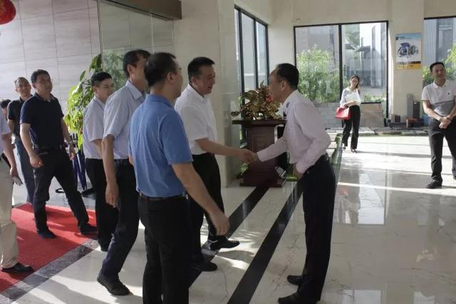 環(huán)保透水磚機(jī)哪家好？-看服務(wù)型制造示范企業(yè)泉工股份